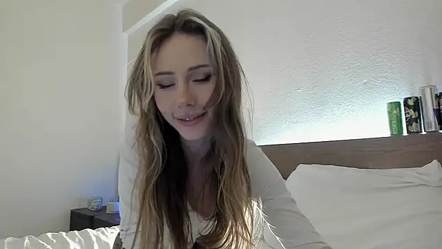 Snapshot of MilaDeLune chatting on December 5, 2025, 5:22 pm MilaDeLune online show from December 5, 2025, 5:22 pm