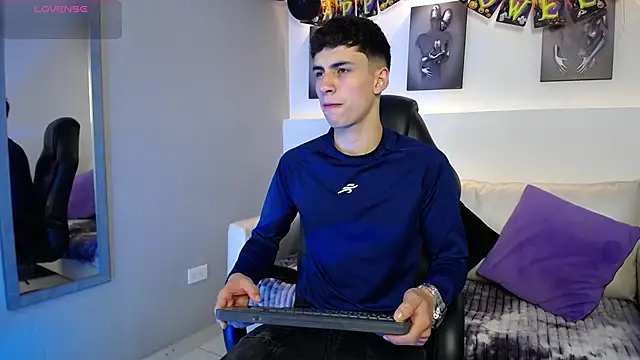 Snapshot of AdrianRinaldi chatting on October 13, 2025, 8:32 pm AdrianRinaldi online show from October 13, 2025, 8:32 pm