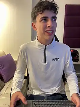 Snapshot of AdrianRinaldi chatting on December 4, 2025, 8:19 pm AdrianRinaldi online show from December 4, 2025, 8:19 pm