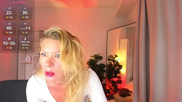 Julia Giulia online show from May 3, 2026, 6:22 pm
