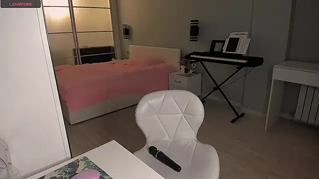 Snapshot of LolaVexx chatting on October 28, 2025, 4:06 pm LolaVexx online show from October 28, 2025, 4:06 pm