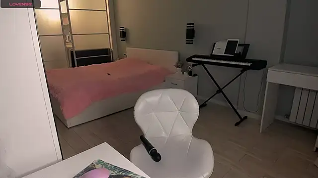 Snapshot of LolaVexx chatting on November 28, 2025, 3:45 pm LolaVexx online show from November 28, 2025, 3:45 pm