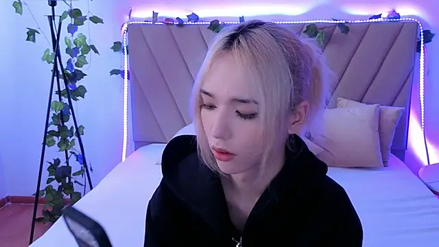 Snapshot of okerriella chatting on May 14, 2026, 8:22 am okerriella online show from May 14, 2026, 8:22 am