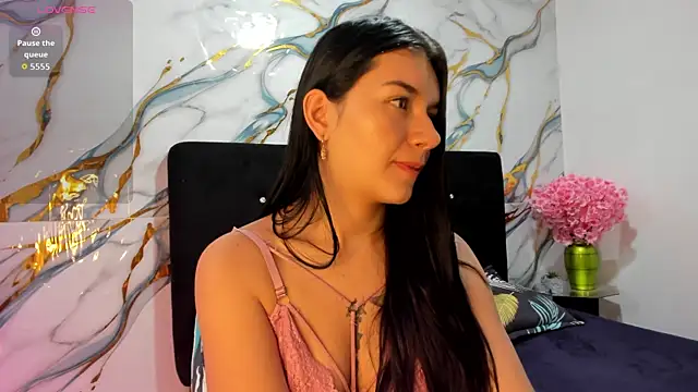 RoxanaBorns  online show from July 6, 2026, 9:16 am