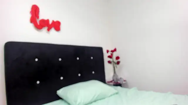 RoxanaBorns  online show from February 15, 2026, 4:35 am