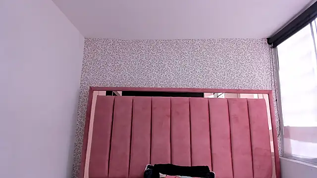 Hanna Lee   online show from November 6, 2025, 7:51 pm