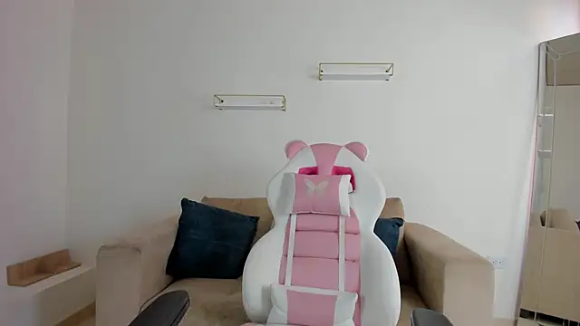 april smiith online show from November 11, 2025, 12:11 pm