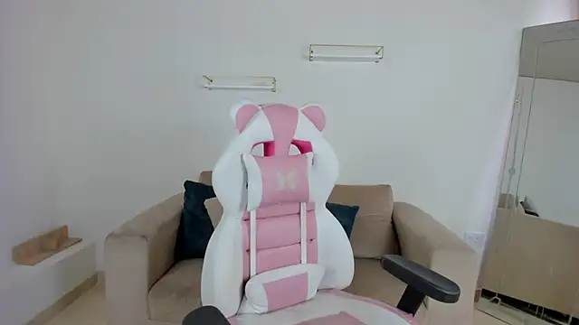 april smiith online show from December 4, 2025, 12:59 pm