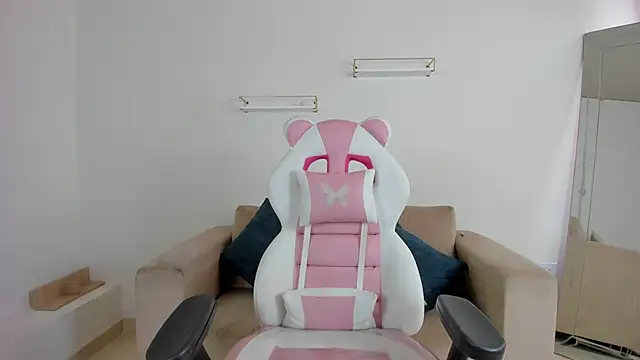 april smiith online show from November 18, 2025, 12:19 pm