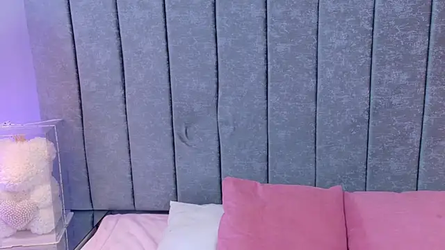 evelincooper  online show from September 25, 2025, 12:05 am