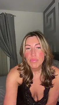 Snapshot of CurvyMILF_Sienna chatting on March 11, 2026, 9:09 pm CurvyMILF Sienna online show from March 11, 2026, 9:09 pm