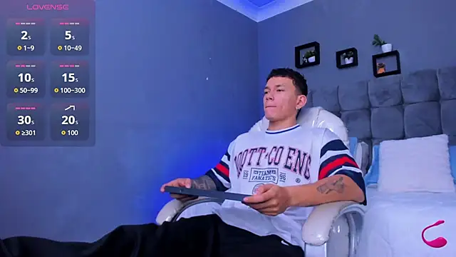 Snapshot of Thomas_moon chatting on November 11, 2025, 10:54 am Thomas moon online show from November 11, 2025, 10:54 am