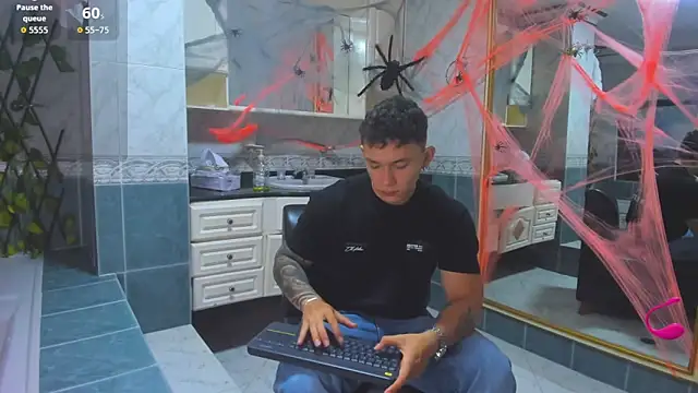 Snapshot of Thomas_moon chatting on October 10, 2025, 11:33 am Thomas moon online show from October 10, 2025, 11:33 am