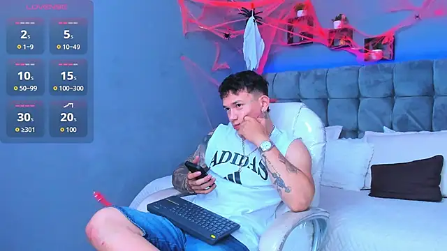 Snapshot of Thomas_moon chatting on October 11, 2025, 11:55 am Thomas moon online show from October 11, 2025, 11:55 am