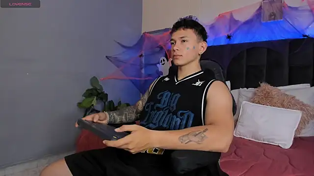 Snapshot of Thomas_moon chatting on October 16, 2025, 12:46 pm Thomas moon online show from October 16, 2025, 12:46 pm