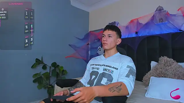 Snapshot of Thomas_moon chatting on October 23, 2025, 12:48 pm Thomas moon online show from October 23, 2025, 12:48 pm