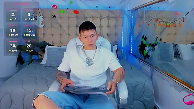 Snapshot of Thomas_moon chatting on October 26, 2025, 1:44 pm Thomas moon online show from October 26, 2025, 1:44 pm