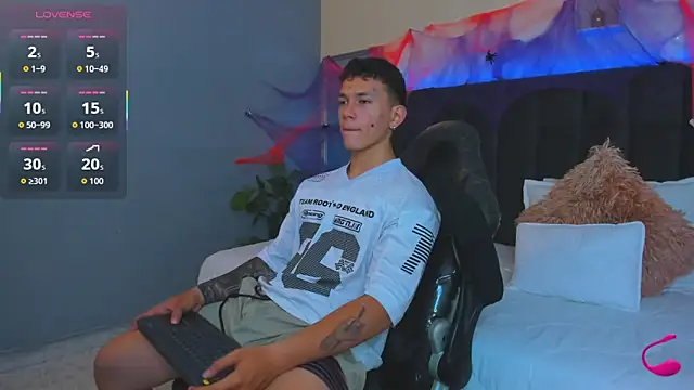 Snapshot of Thomas_moon chatting on October 28, 2025, 1:10 pm Thomas moon online show from October 28, 2025, 1:10 pm