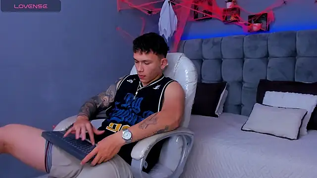 Snapshot of Thomas_moon chatting on October 13, 2025, 7:37 pm Thomas moon online show from October 13, 2025, 7:37 pm