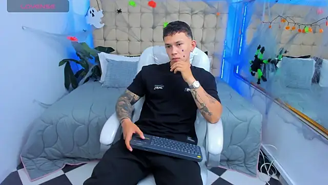 Snapshot of Thomas_moon chatting on October 31, 2025, 12:13 pm Thomas moon online show from October 31, 2025, 12:13 pm