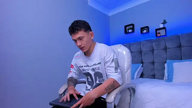 Snapshot of Thomas_moon chatting on November 26, 2025, 12:38 pm Thomas moon online show from November 26, 2025, 12:38 pm