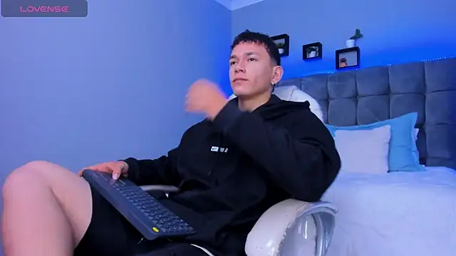 Snapshot of Thomas_moon chatting on December 5, 2025, 12:59 pm Thomas moon online show from December 5, 2025, 12:59 pm