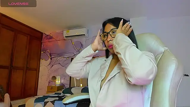 Elowen Clark online show from October 18, 2025, 8:22 pm