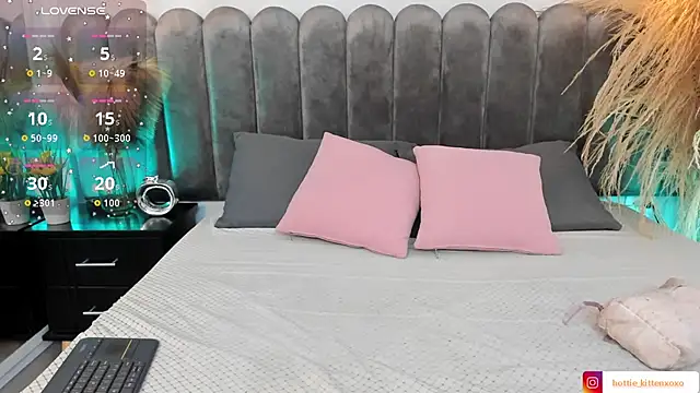 Snapshot of Viollet_xoxo chatting on October 12, 2025, 12:28 pm Viollet xoxo online show from October 12, 2025, 12:28 pm