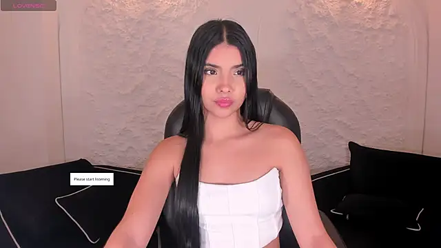 MiaLaurence online show from April 28, 2026, 7:29 pm
