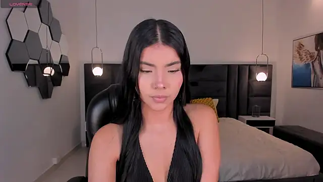 Snapshot of MiaLaurence chatting on July 12, 2026, 5:14 pm MiaLaurence online show from July 12, 2026, 5:14 pm