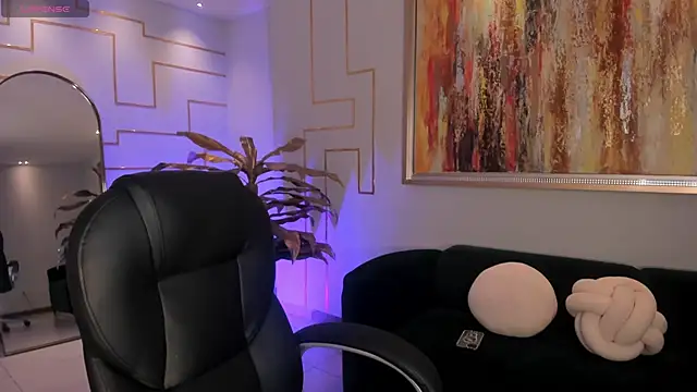 Snapshot of MiaLaurence chatting on November 7, 2025, 7:40 pm MiaLaurence online show from November 7, 2025, 7:40 pm