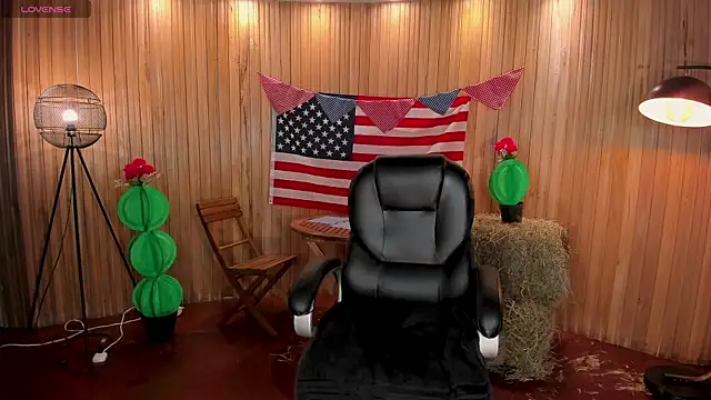 Snapshot of MiaLaurence chatting on July 4, 2026, 7:18 pm MiaLaurence online show from July 4, 2026, 7:18 pm