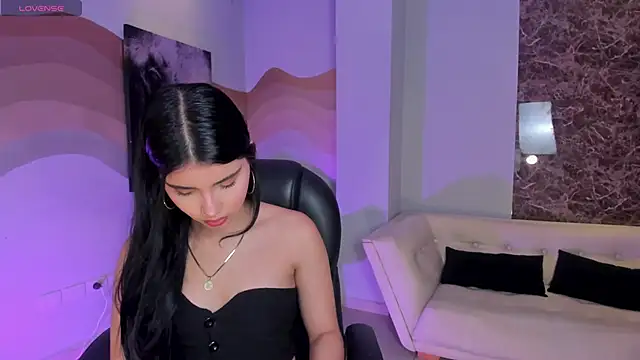 Snapshot of MiaLaurence chatting on November 29, 2025, 7:14 pm MiaLaurence online show from November 29, 2025, 7:14 pm