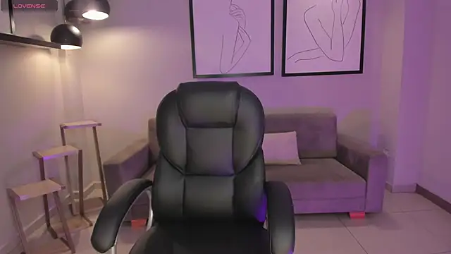 Snapshot of MiaLaurence chatting on December 3, 2025, 7:35 pm MiaLaurence online show from December 3, 2025, 7:35 pm