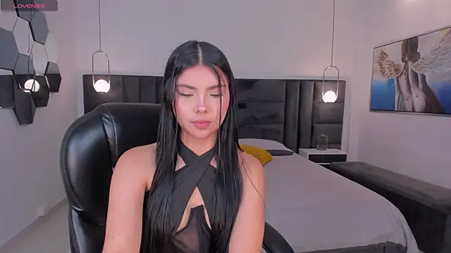 Snapshot of MiaLaurence chatting on June 25, 2026, 11:37 am MiaLaurence online show from June 25, 2026, 11:37 am