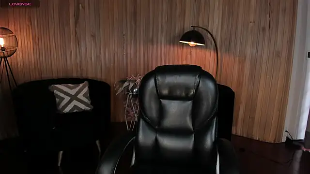 Snapshot of MiaLaurence chatting on June 5, 2026, 7:30 pm MiaLaurence online show from June 5, 2026, 7:30 pm