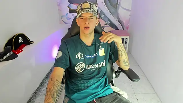 Snapshot of Fran_Boy chatting on November 8, 2025, 3:54 am Fran Boy online show from November 8, 2025, 3:54 am