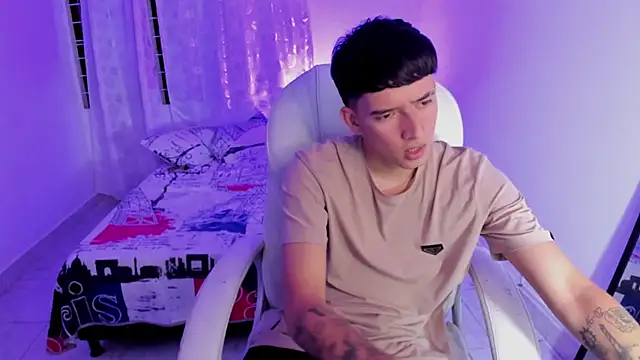 Snapshot of Fran_Boy chatting on September 18, 2025, 4:04 am Fran Boy online show from September 18, 2025, 4:04 am