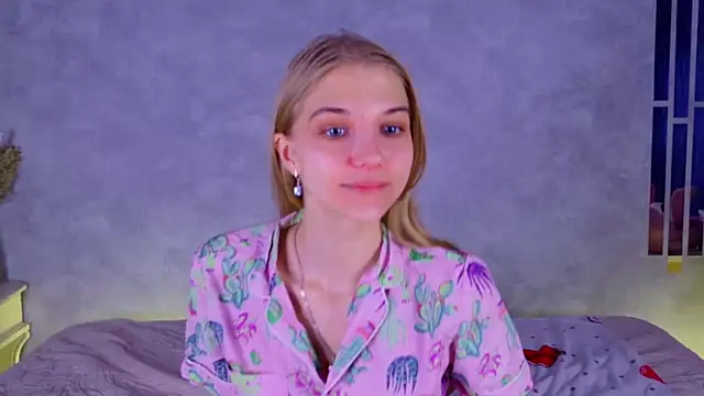 4example Chloe online show from November 20, 2025, 10:49 am