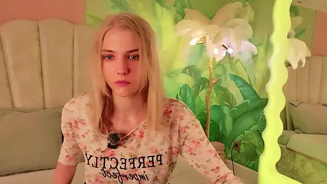 Snapshot of 4example_Chloe chatting on June 16, 2026, 5:51 am 4example Chloe online show from June 16, 2026, 5:51 am
