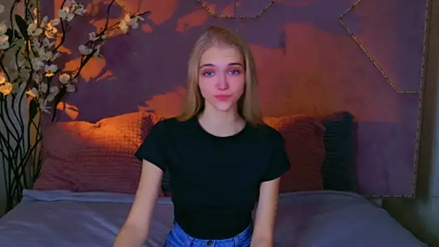 4example Chloe online show from October 15, 2025, 10:45 am