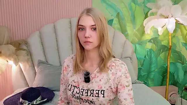 Snapshot of 4example_Chloe chatting on June 21, 2026, 5:35 am 4example Chloe online show from June 21, 2026, 5:35 am