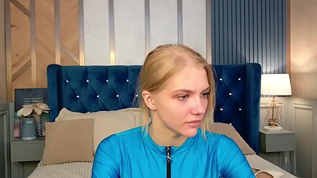4example Chloe online show from April 22, 2026, 5:25 am