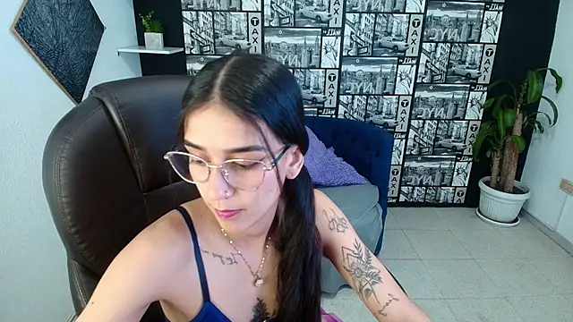 Snapshot of DanielaMonroe chatting on November 22, 2025, 9:35 pm DanielaMonroe online show from November 22, 2025, 9:35 pm