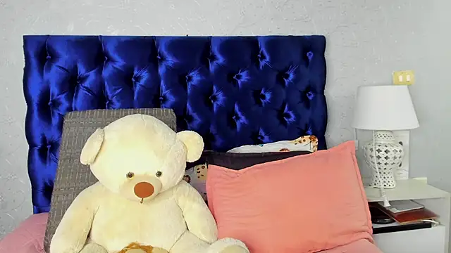 TANISHA HILL online show from November 5, 2025, 7:39 pm