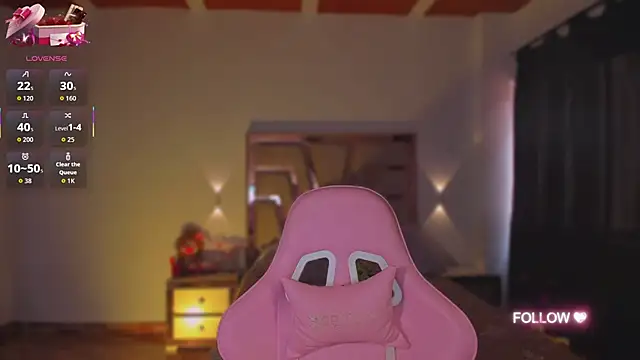 lunaarose online show from November 4, 2025, 4:33 pm