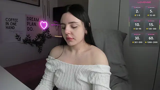 Snapshot of LiaWoow chatting on November 24, 2025, 8:47 am LiaWoow online show from November 24, 2025, 8:47 am