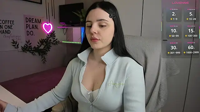 Snapshot of LiaWoow chatting on November 17, 2025, 8:18 am LiaWoow online show from November 17, 2025, 8:18 am