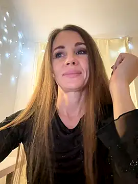 LucieMack online show from October 16, 2025, 7:00 pm