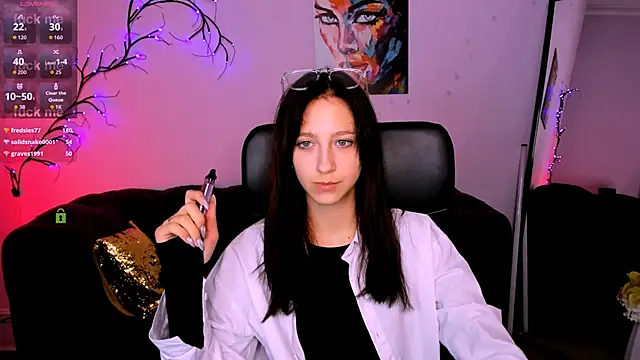 Snapshot of lau_ra_queen chatting on December 15, 2025, 8:14 pm lau ra queen online show from December 15, 2025, 8:14 pm